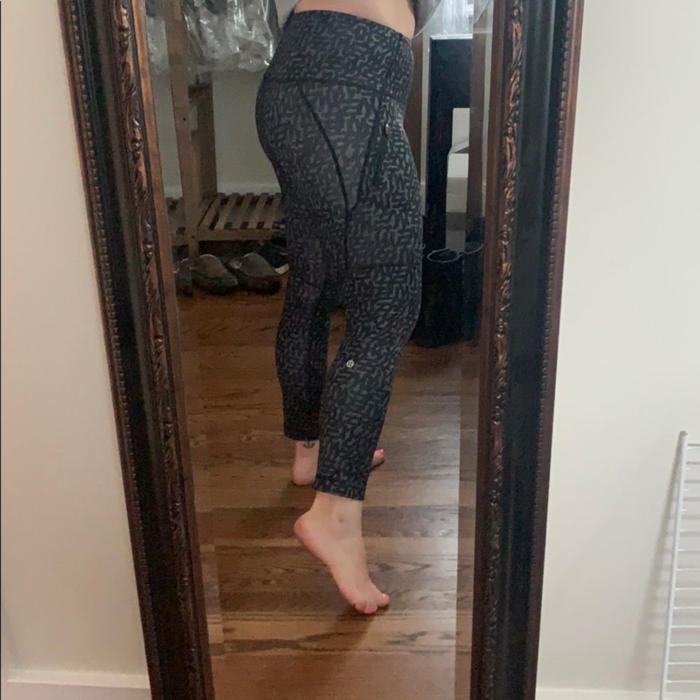 Grey & Black print Size 6 Lululemon Crop - Picture 7 of 7